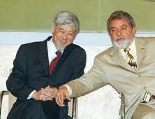 Luís Gushiken. Homem da confiança de Lula, foi duas vezes seu coordenador de campanha, seu Secretário de Comunicação da Presidência da República com status de ministro e seu Chefe do Núcleo de Assuntos Estratégicos. Caiu devido a escândalos de superfaturamento de cartilhas com propaganda do governo petista. 