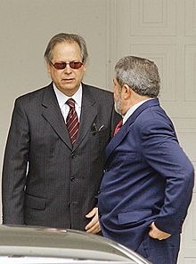 José Dirceu de Oliveira e Silva. Homem da confiança de Lula. Ex-chefe da Casa Civil, caiu em meio a escândalos de corrupção envolvendo os Correios e Telégrafos. Teve seu mandato de deputado cassado por quebra de decoro parlamentar. Está inelegível até 2015 e responde a diversos processos por crimes graves, como corrupção ativa, formação de quadrilha, lavagem de dinheiro e peculato, além do Escândalo do Mensalão. 