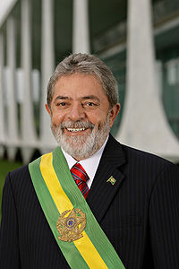 Luís Inácio Lula da Silva. Presidente da República. Camarada gente boa: não sabia do Mensalão, não sabia dos Sanguessugas, não sabia da Máfia das Ambulâncias, não sabia de nada. Para eliminar o mensalão, passou a corromper diretamente o povo miserável com uma bolsa-eleição. 
