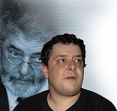 Fábio Luís Lula da Silva, o "Lulinha". Filho de Lula. Ganhava uma merreca de 600 pila em 2002 e em 2006 vendeu por 5.200.000 Reais uma empresa cujo capital declarado era de 100.000 Reais. Quem comprou foi a Telemar, que em 2008 se beneficiou de um decreto presidencial que a permitiu adquirir a Brasil Telecom, o que era proibido. 