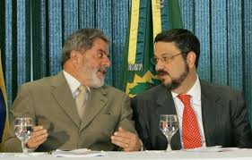Antonio Palocci. Homem da confiança de Lula, foi seu Ministro da Fazenda. Caiu devido ao escândalo da quebra do sigilo fiscal do caseiro Francenildo, que testemunhava contra ele no caso da "casa do lobby", mansão alugada para servir de sede para reuniões de lobistas e encontros com prostitutas, conforme investigações da CPI dos Bingos.
