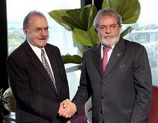 José Sarney de Araújo Costa. Homem de confiança de Lula, o velho oligarca, ex-Presidente da República que afundou o país com moratórias e planos econômicos fracassados e líder do Senado é protagonista de diversos escândalos de corrupção e nepotismo ativo, sendo defendido com unhas e dentes por Lula, sob a alegação de que "não é uma pessoa comum". 