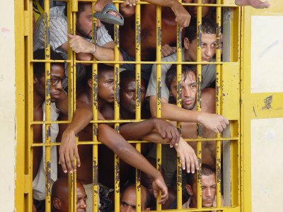 Segurança na hora do recreio é isso aí Alunos curtindo a hora do recreio em absoluta segurança na escola dos desarmamentistas.