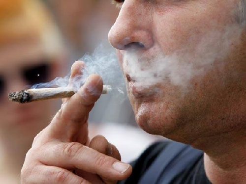 Alguém fumando maconha